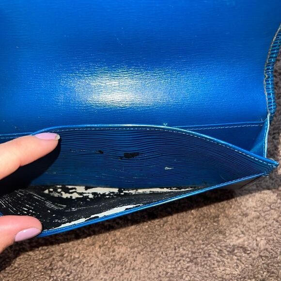 Louis Vuitton Blue Epi Wallet - Picture 5 of 8